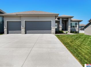 18510 Hampton Dr, Omaha, NE 68136