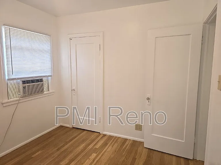 530 Burns St — Photo 13
