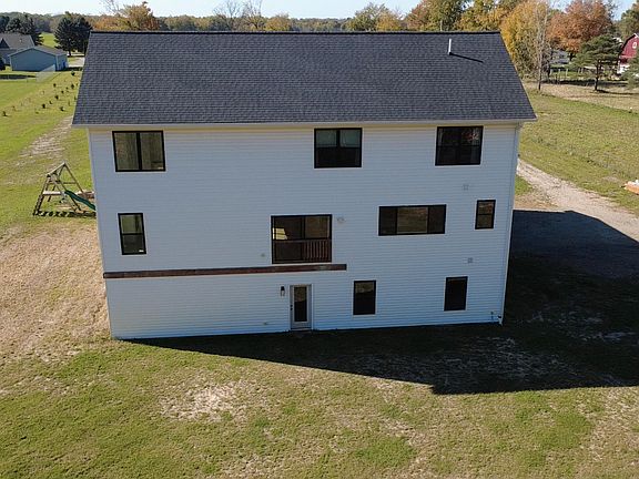 4th image of 1700 Fowlerville Rd