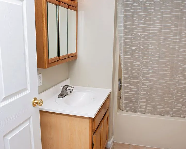 Newbury Apartment Homes — Photo 20