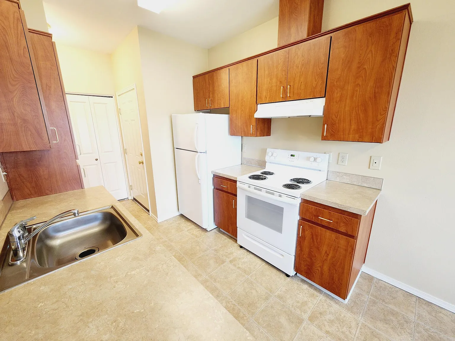 2 bed, 918 sqft, $1,460 — Photo 3