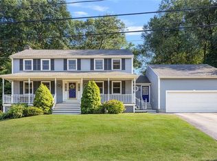 7 Crestwood Ln, Lincoln, RI 02865