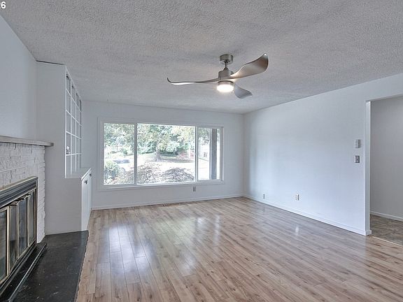 4th image of 2451 SE Alder St