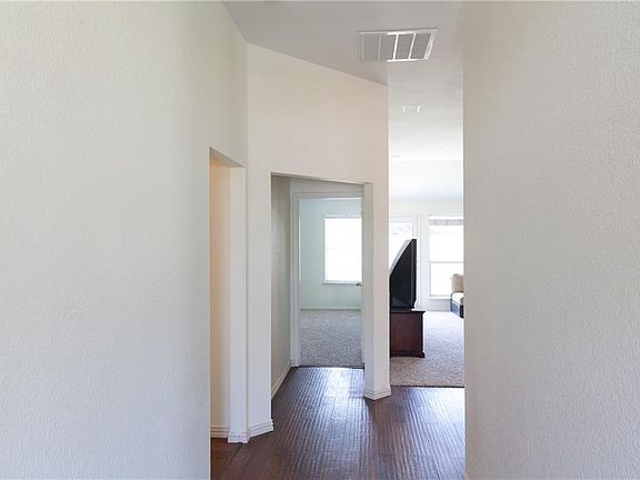 3rd image of 2617 Emerald Ln