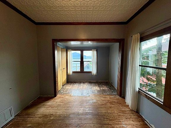 5th image of 702 Bayview St