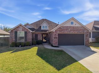 5421 Skylane Dr, Sand Springs, OK 74063