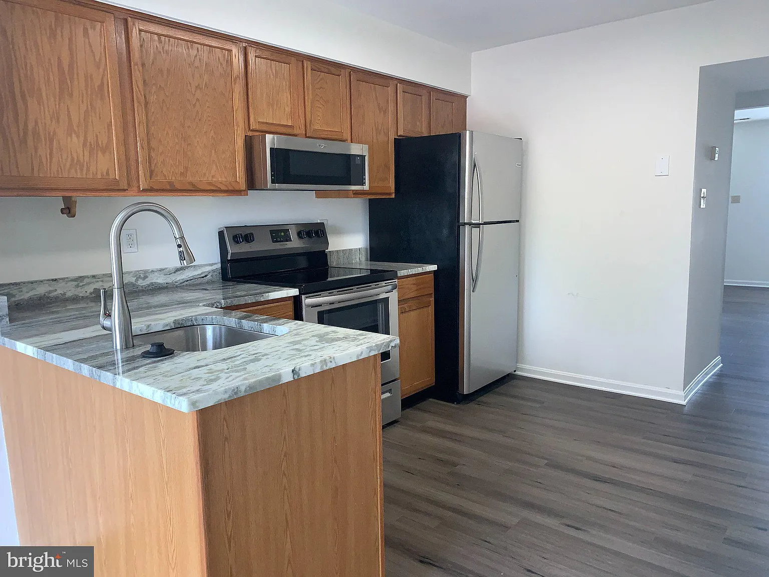 2 bed, 1.5 bath, 966 sqft, $1,900 — Photo 2