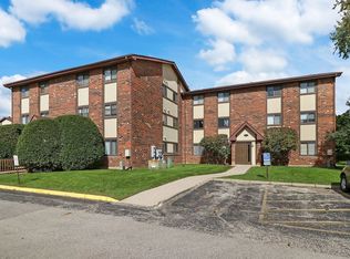 417 Berkshire Dr APT 35, Crystal Lake, IL 60014