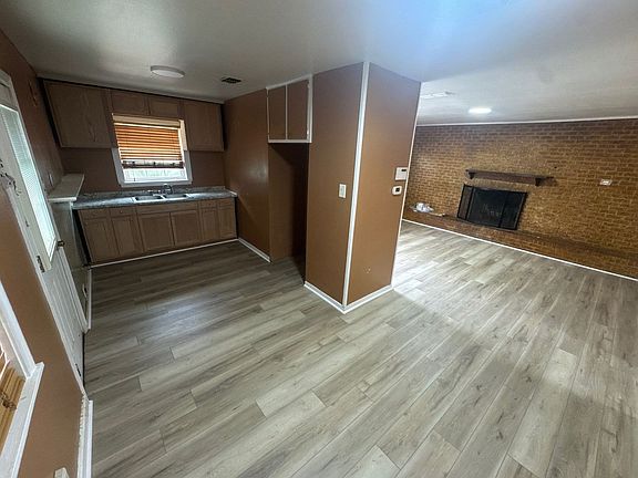 3rd image of 1525 Orchard Dr W