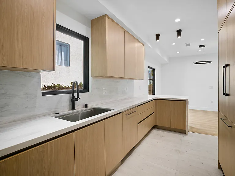 149 S Palm Dr #151-1/2 — Photo 17