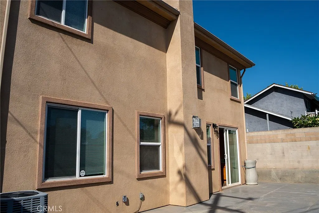 4 bed, 2370 sqft, $4,900 — Photo 3
