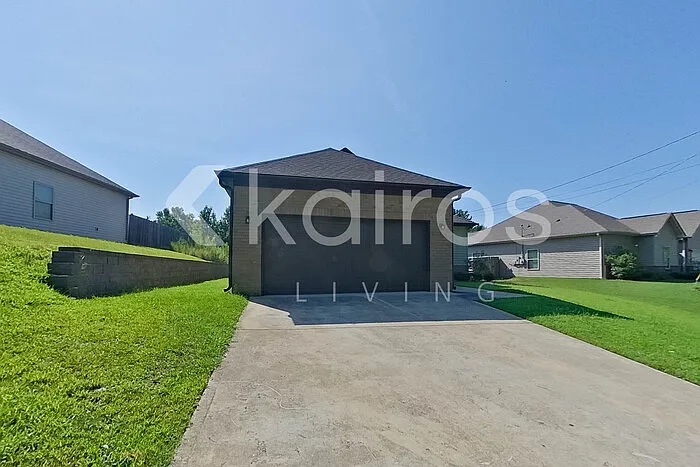 4 bed, 2.0 bath, 1802 sqft, $1,849 — Photo 2