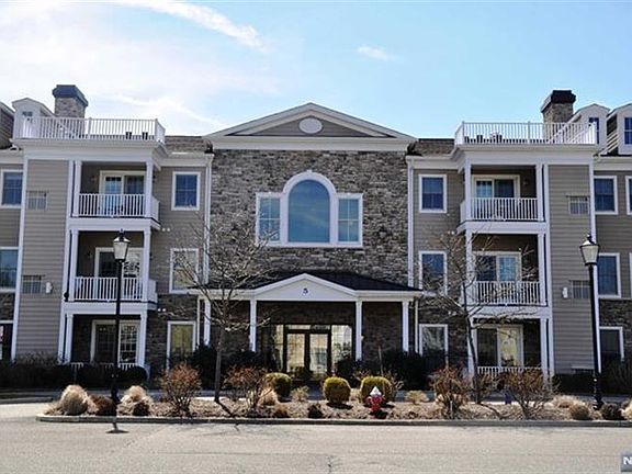 4th image of 5 Tenakill Park Dr #323-3W
