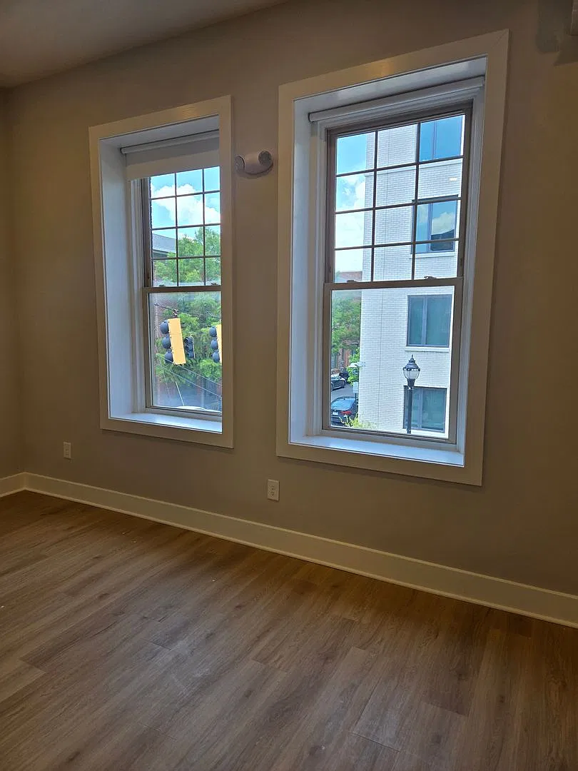 Completely Remodeled Luxury Apartment in the Heart of the City — Photo 3