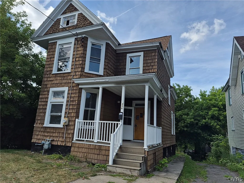 4 bed, 1.0 bath, 1612 sqft, $1,875 — Photo 2