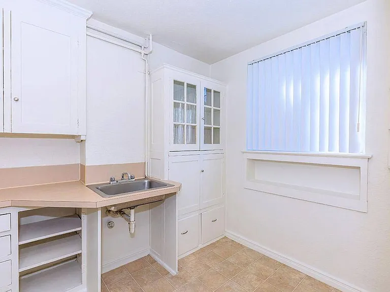 Charlesgate Apartments - Vintage Studios — Photo 9