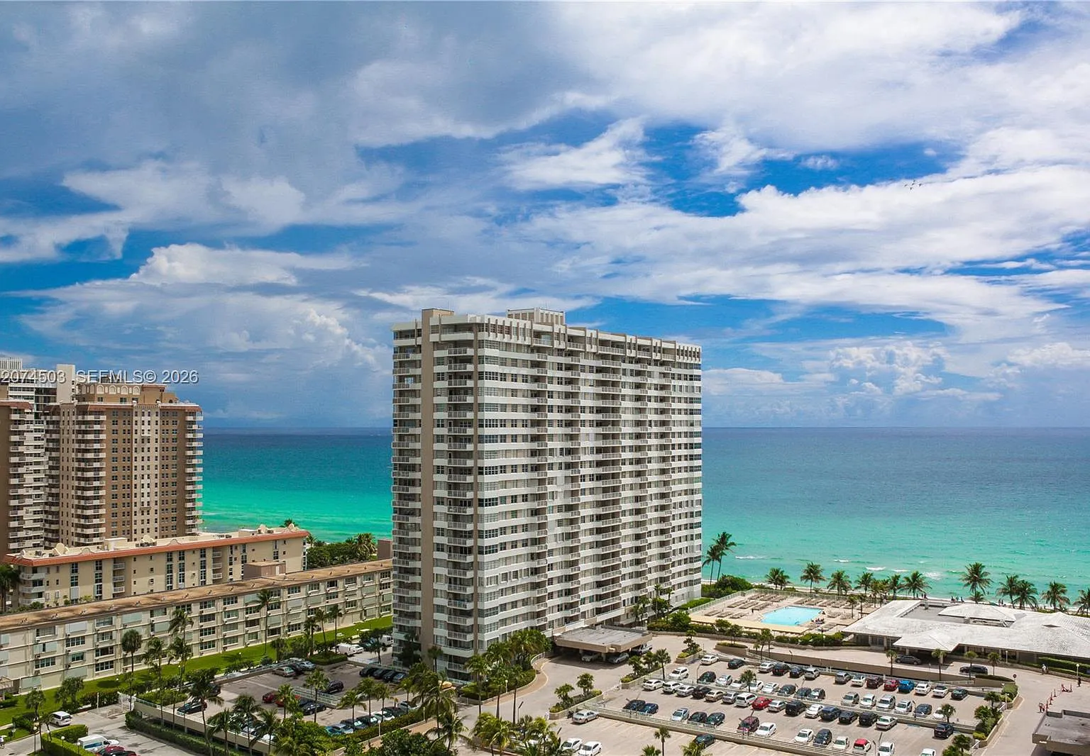 Hemispheres Condo — Photo 4