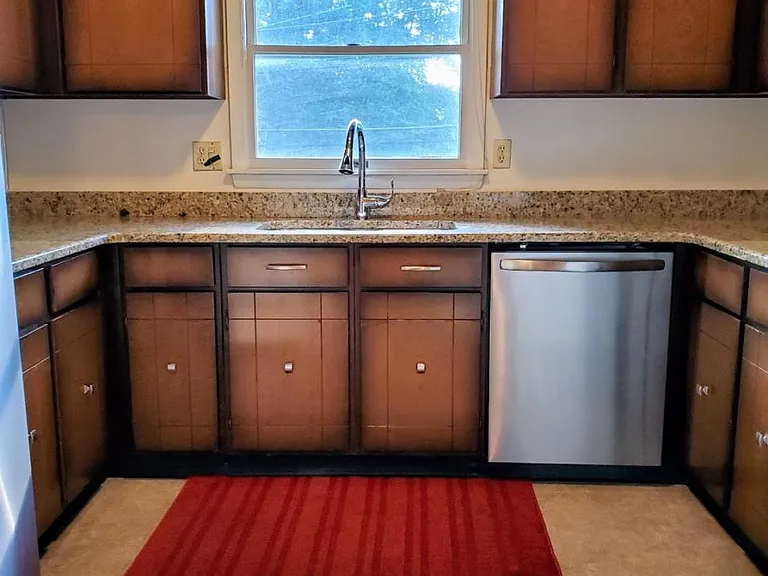 305 Thomas Dr #8 — Photo 1