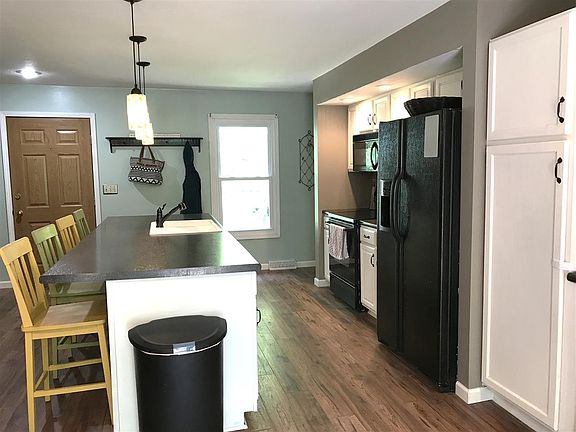 3rd image of 3575 E Warren Cir