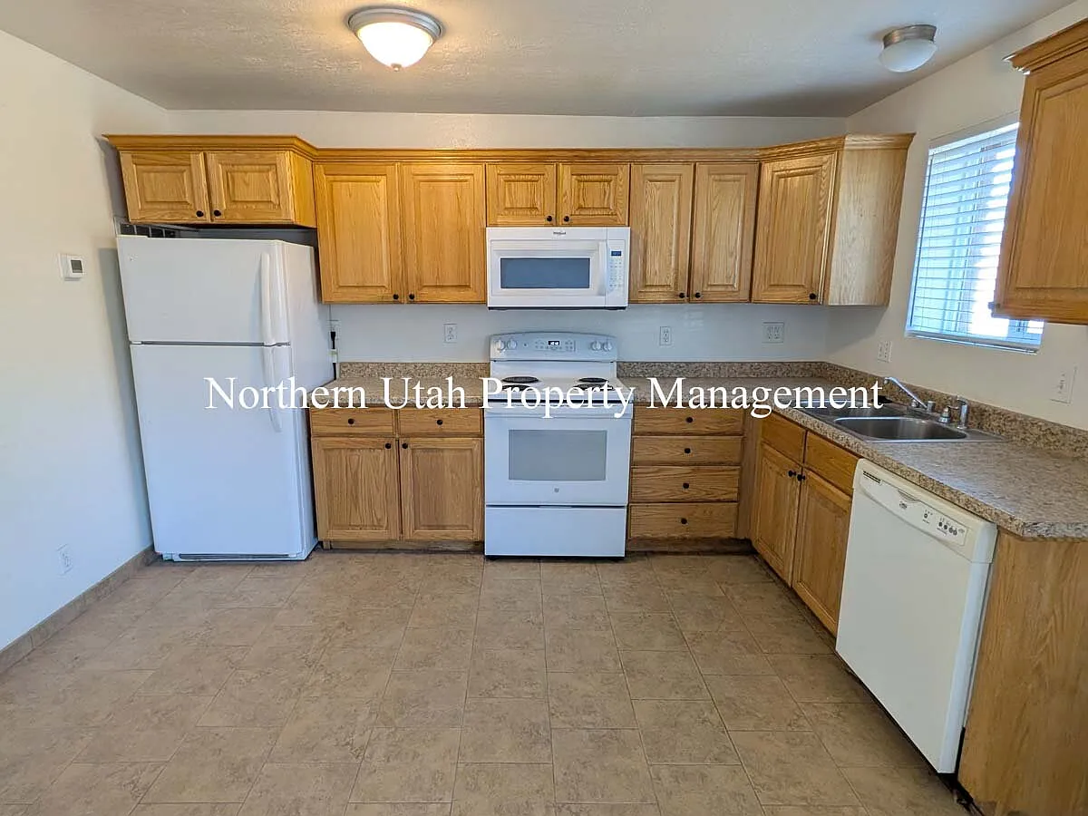 3 bed, 1.0 bath, 980 sqft, $1,350 — Photo 4