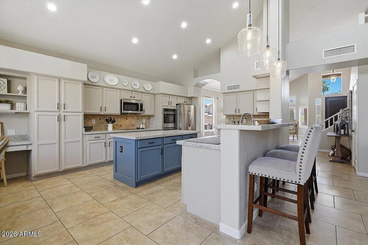 4 bed, 2.5 bath, 3182 sqft, $5,500 — Photo 2