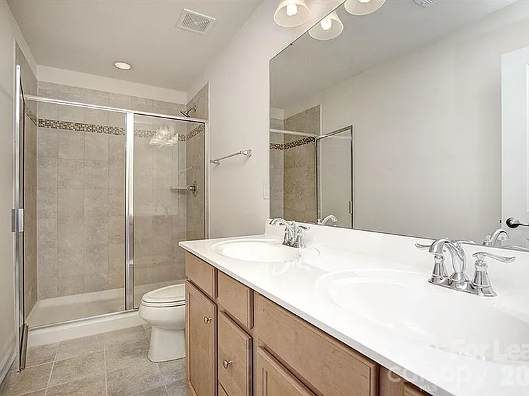 2704 Silverthorn Dr — Photo 11
