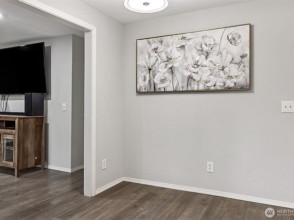 5th image of 430 School Court SE