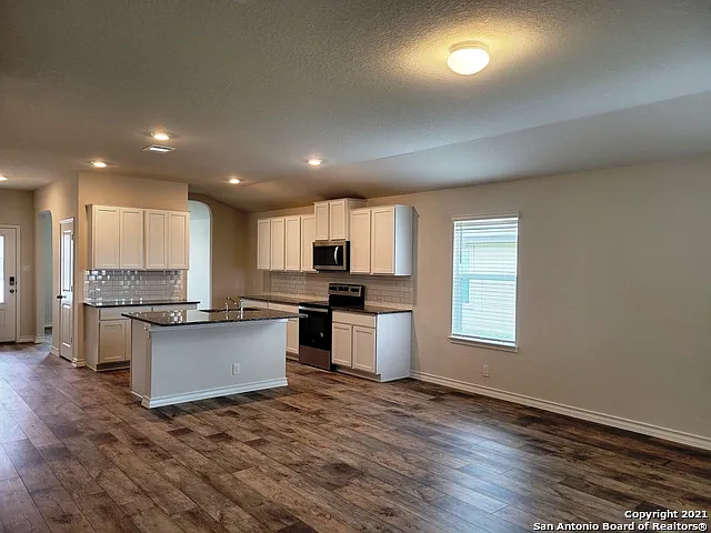 3 bed, 2.0 bath, 1651 sqft, $2,000 — Photo 2