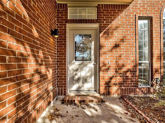 3rd image of 802 Shady Brook Ln