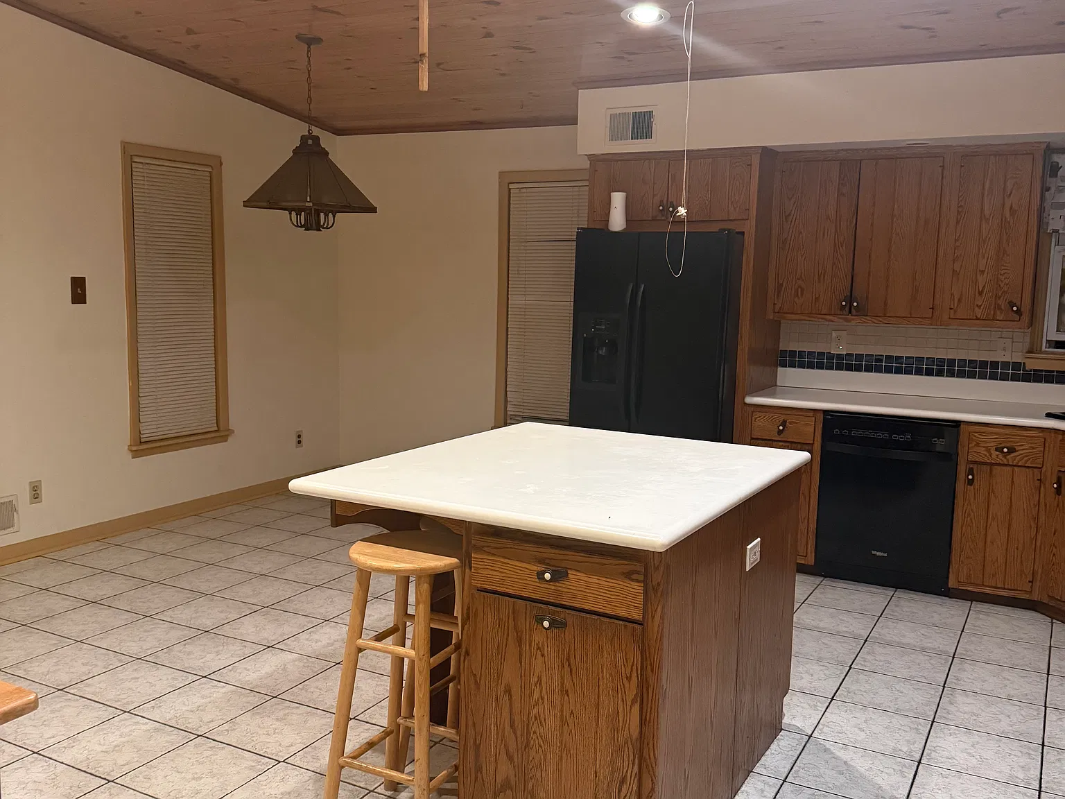 3 bed, 1.5 bath, 1412 sqft, $2,100 — Photo 4