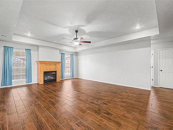 4th image of 801 Pin Oak St