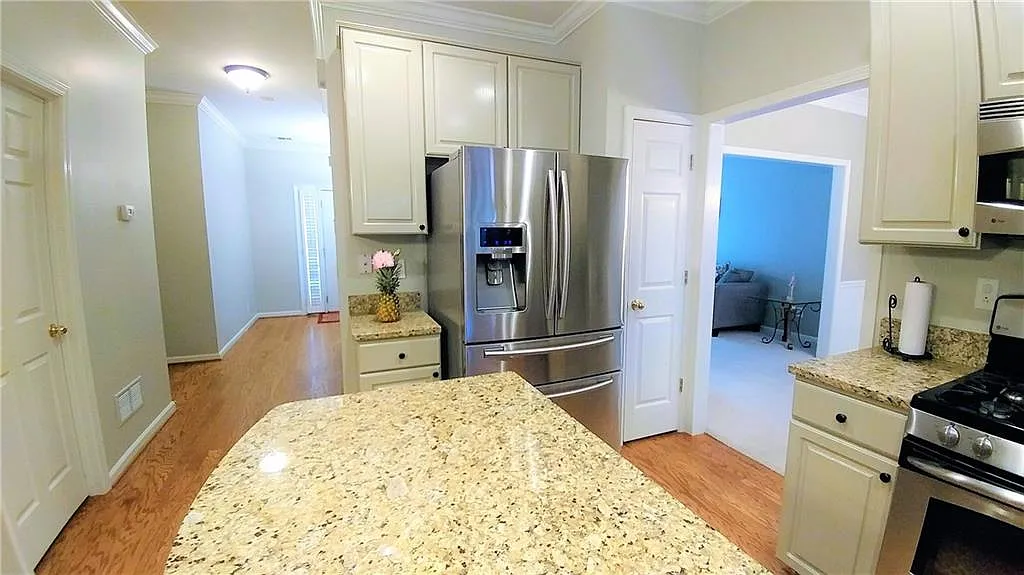 4 bed, 2.5 bath, 2433 sqft, $3,200 — Photo 4