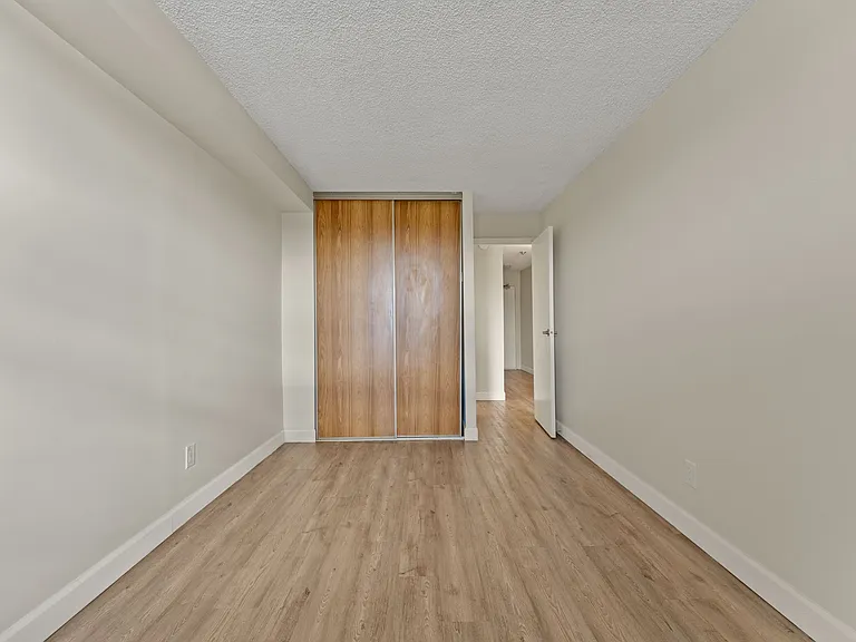 6600 Wyandotte St E — Photo 11