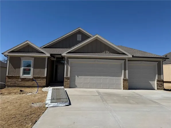 13507 Terrace Park Dr, Parkville, MO 64152