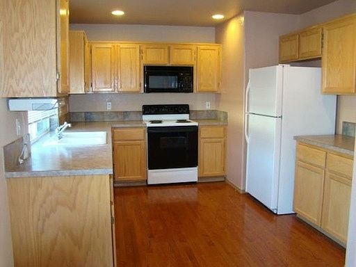 3rd image of 10524 Farwest Ct SE