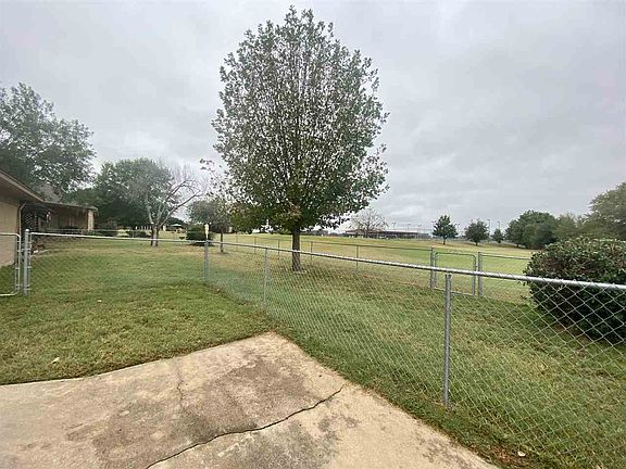 3rd image of 214 Meadowlakes Dr