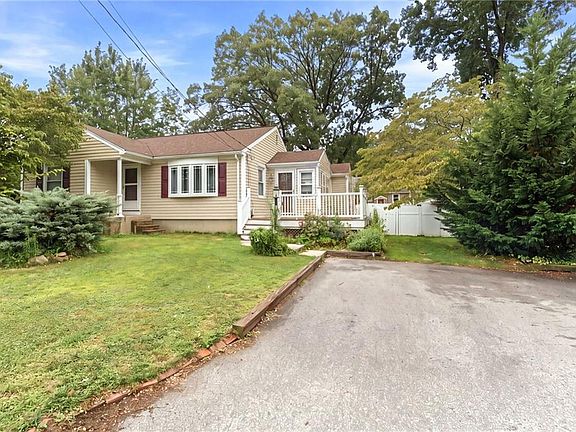 2nd image of 216 Hyde St