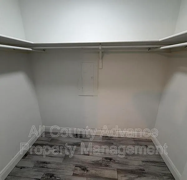 2320 Surrey Ln — Photo 11