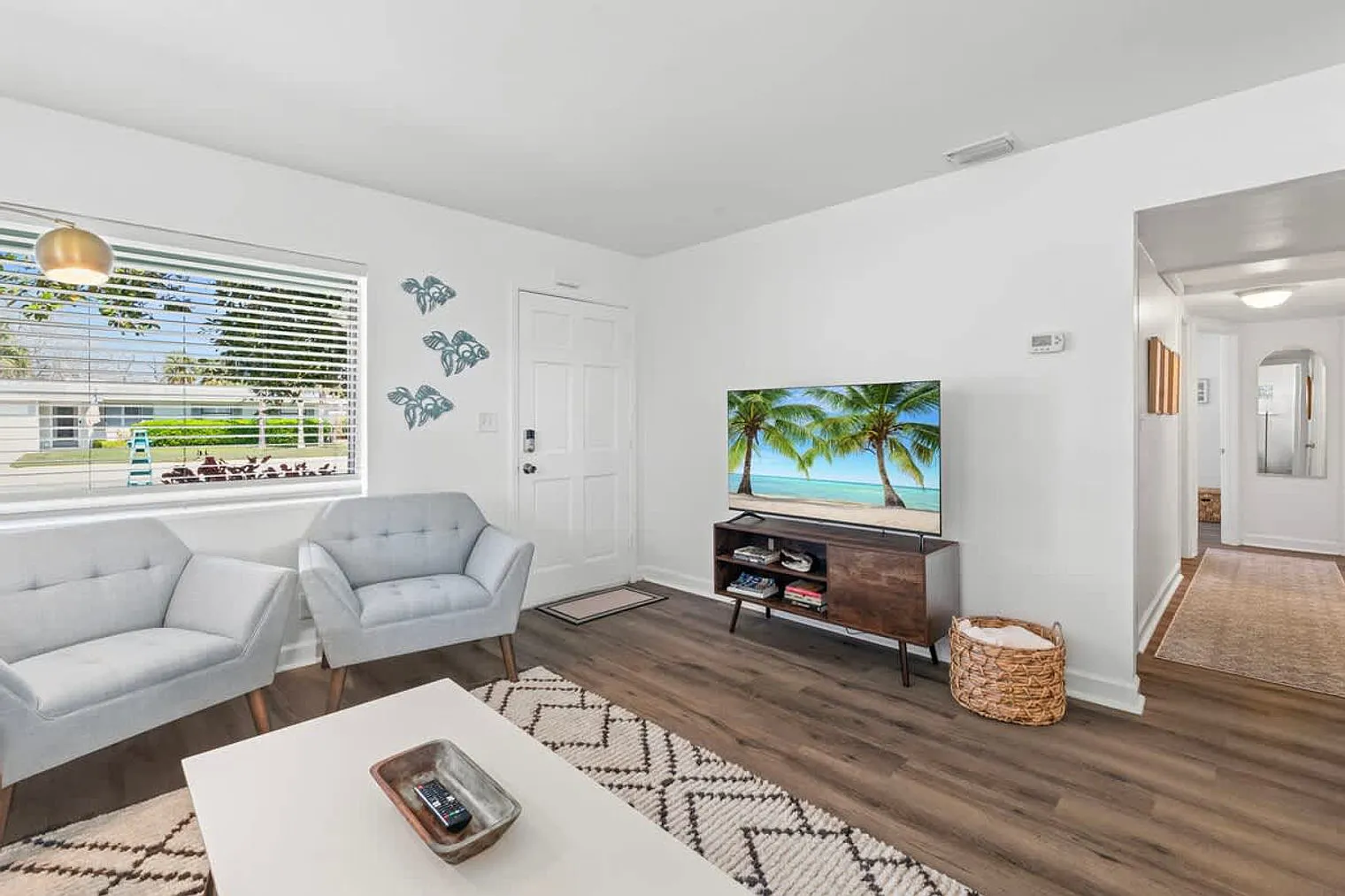 3 bed, 1.0 bath, 1270 sqft, $5,411 — Photo 3