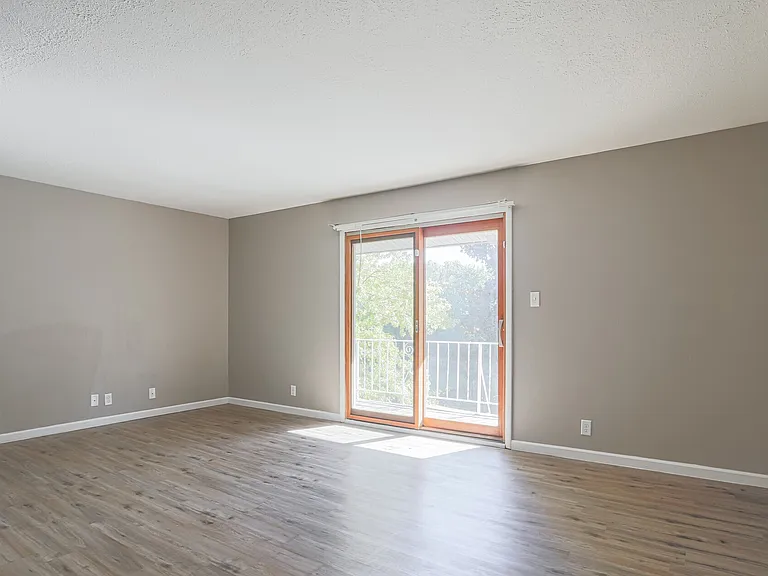 Rivershore Apartments — Photo 28