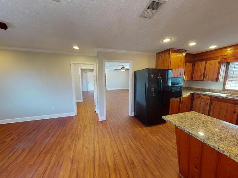 706 Indiana Ave — Photo 3