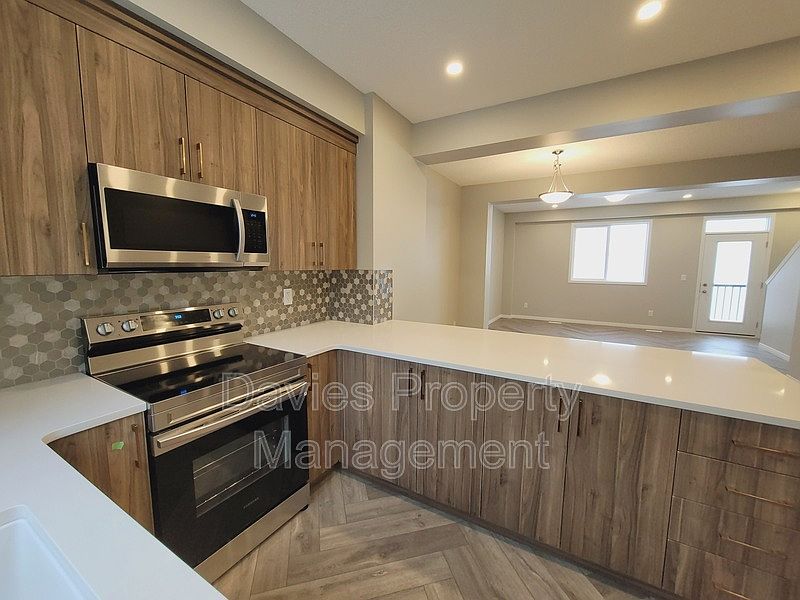 Edmonton Townhouse for rent - 3 Bedrooms — photo 2