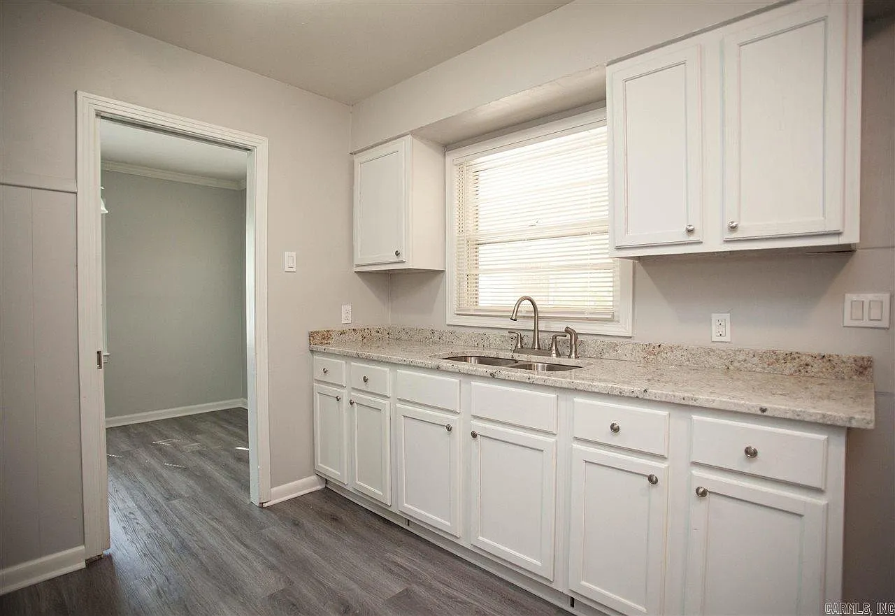 3 bed, 1.0 bath, 1104 sqft, $1,075 — Photo 4
