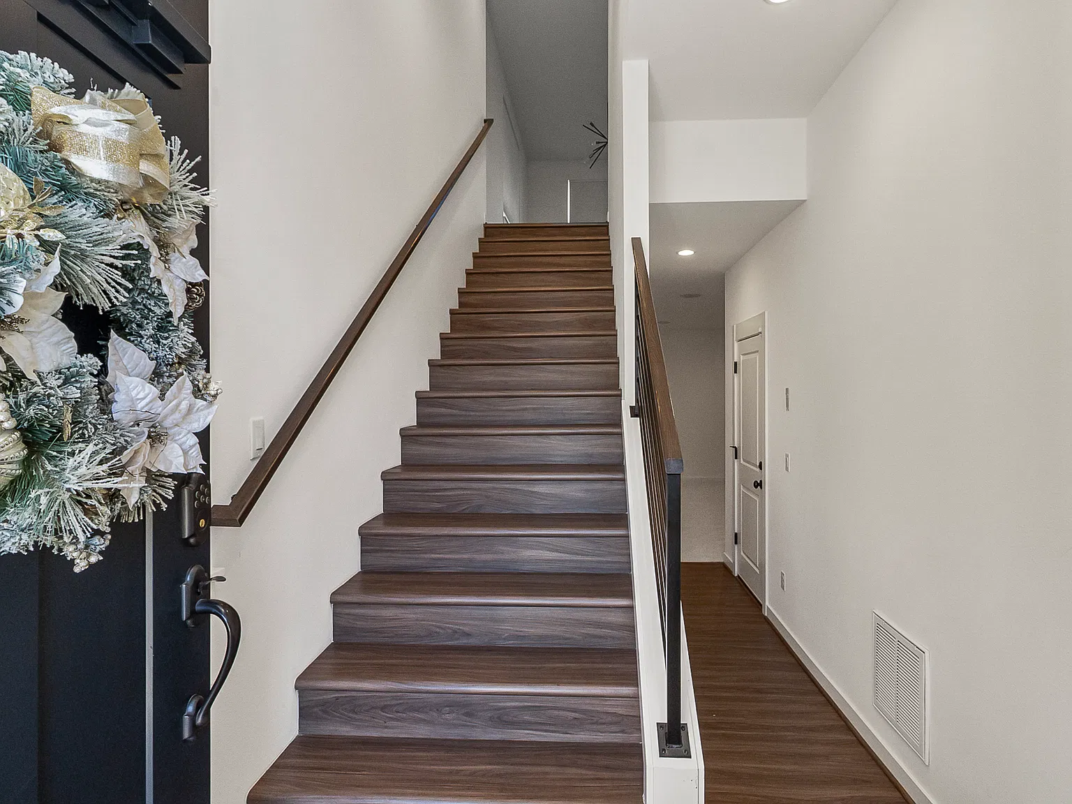 4 bed, 3076 sqft, $4,395 — Photo 3