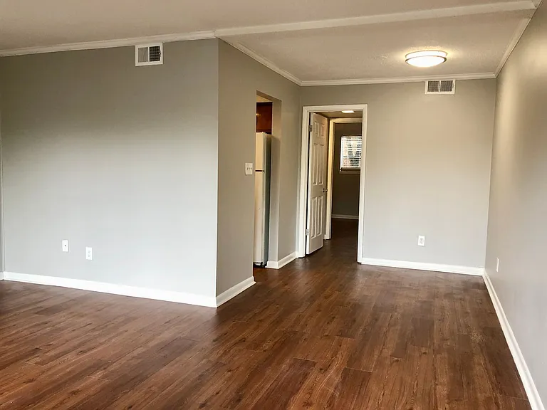 2704 Hanover Cir S — Photo 3