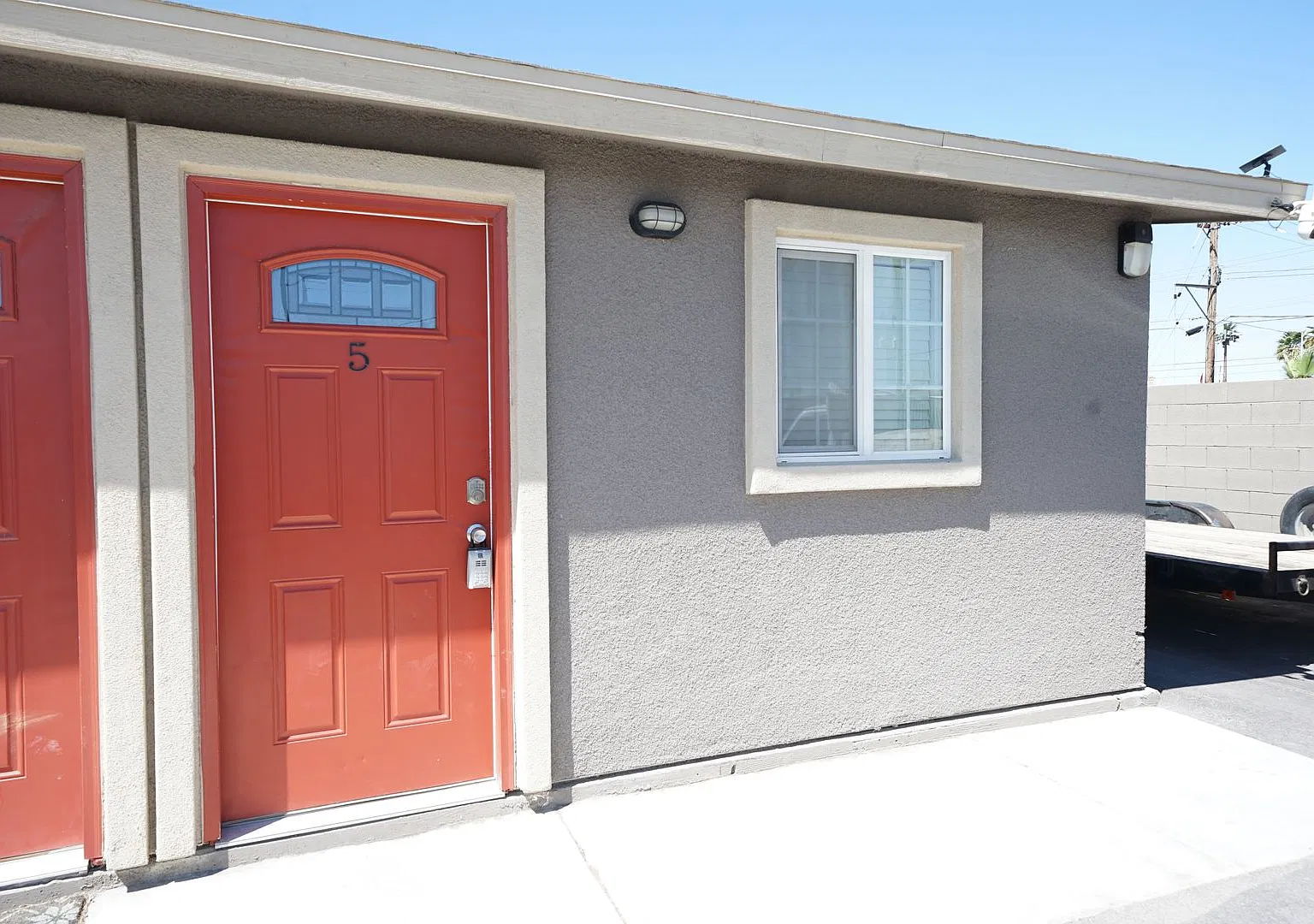 118 S Mojave Rd — Photo 2