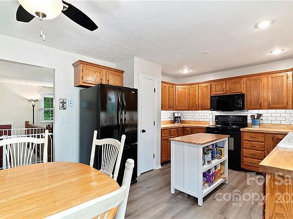 5th image of 157 Jarvis St
