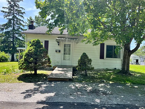 1015 W Elm St Photo 1