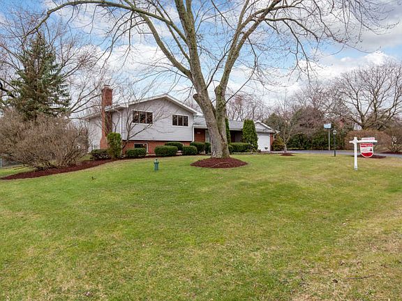 3rd image of 28W033 Hillview Dr