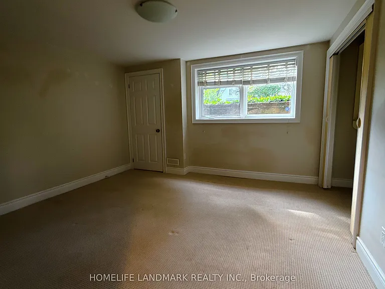 2062 Glenforest Cres — Photo 16